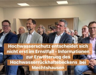 Eine sehr gute Informationsveranstaltung zur geplanten Erweiterung des Hochwasserrückhaltebeckens südlich von Rhüden in Mechtshausen. Dabei wurde deutlich: Wir investieren hier gezielt in mehr Sicherheit für die Menschen im Innerstetal.
Ziel der Maßnahme ist es, die Hochwasserspitzen im Bereich Rhüden deutlich zu reduzieren. Gerade am Zusammenfluss von Nette und Schildau kommt es bei Starkregenlagen immer wieder zu kritischen Situationen. Durch die Vergrößerung des Beckens kann künftig deutlich mehr Wasser zurückgehalten werden – das Stauvolumen soll um das 2,5‑Fache wachsen.
Konkret bedeutet das:
Der Damm wird um rund 2,8 Meter erhöht, der Stauraum wächst von rund 328.000 auf etwa 840.000 Kubikmeter. Zusammen mit weiteren Rückhaltebecken in Bornhausen und Bilderlahe entsteht so ein abgestimmtes System, das die Hochwassersicherheit in der Region insgesamt verbessert. Gleichzeitig wurde aber auch klar gesagt, dass es einen vollständigen Schutz vor jedem Hochwasser nicht geben können wird. Umso wichtiger ist es, dass wir die Risiken so weit wie möglich reduzieren und uns gut vorbereiten.
Ein weiterer wichtiger Punkt ist die Verkehrssituation. Die Kreisstraße 58 wird im Hochwasserfall teilweise überstaut und muss dann gesperrt werden. Für diese Fälle werden derzeit Umleitungskonzepte erarbeitet – auch mit Blick auf Rettungswege. Während der Bauzeit wird es ebenfalls Einschränkungen geben.
Die geschätzten Kosten liegen aktuell bei rund 10 Millionen Euro. Dabei sind noch einige Punkte in Planung, etwa beim Naturschutz, bei der Statik oder beim Verkehrsmanagement.

Wichtig ist mir auch: Es ist gut und richtig, dass der Landkreis Goslar Mitglied im Hochwasserschutzverband Innerste ist. Erst durch diese Zusammenarbeit werden solche Maßnahmen im Seesener Bereich unseres Landkreises möglich.
Hochwasserschutz ist Teamarbeit. Wir müssen als Region gemeinsam vorsorgen – verantwortungsvoll, vorausschauend und mit Augenmaß.