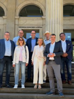 Heute waren wir in Hannover – gemeinsam!
Gemeinsam mit den (Ober)Bürgermeister/innen Urte Schwerdtner, Petra Emmerich-Kopatsch, Erik Homann, Ingo Henze, Ralf Abrahms, Wolfgang Langer und Alf Hesse haben wir ein klares Zeichen gesetzt. Über 300 Vertreterinnen und Vertreter aus ganz Niedersachsen sind zusammengekommen, weil die Lage ernst ist. Unsere Kommunen stehen finanziell mit dem Rücken zur Wand. Auch wir im Landkreis Goslar spüren das jeden Tag: steigende Sozialausgaben, immer neue Aufgaben – aber keine ausreichende Finanzierung. Sparen allein reicht längst nicht mehr aus.
Und trotzdem sind es genau wir vor Ort, die dafür sorgen, dass der Alltag funktioniert: 
für gute Schulen, verlässliche Rettungsdienste, starke Feuerwehren und soziale Sicherheit.
Deshalb haben wir heute die Resolution „Rettet die Kommunen!“ an Ministerpräsident Olaf Lies übergeben. 
Weil wir handlungsfähig bleiben müssen. Für die Menschen hier bei uns.
Es geht nicht um abstrakte Zahlen, sondern um Lebensqualität und um Verlässlichkeit und Vertrauen in den Staat.
Wir stehen als „Team Kommunen Landkreis Goslar“ zusammen und wir erwarten, dass Land und Bund jetzt die richtigen Entscheidungen treffen.
Denn klar ist: Starke Kommunen sind die Grundlage für ein starkes Land!