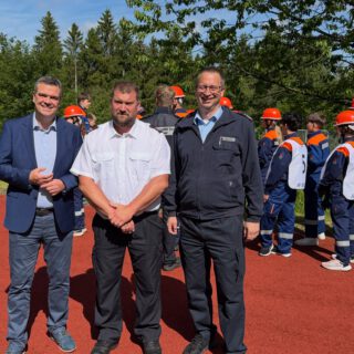 Unsere Jugendfeuerwehren sind ein echtes Pfund für den Landkreis Goslar. Beim Bundeswettbewerb auf Kreisebene in Clausthal-Zellerfeld hat man wieder gesehen, mit wie viel Leidenschaft, Teamgeist und Disziplin unsere jungen Leute dabei sind.
Ein riesiges Dankeschön an @martinbutzlaff und sein engagiertes Team der Kreisjugendfeuerwehr Goslar: Was ihr ehrenamtlich auf die Beine stellt, ist gelebter Zusammenhalt und die beste Nachwuchsförderung, die sich ein Landkreis wünschen kann. Das gilt für alle Jugendfeuerwehren im Landkreis!
Ihr sorgt dafür, dass aus begeisterten Kindern und Jugendlichen hervorragend ausgebildete Einsatzkräfte werden können.
Liebe Feuerwehren im Landkreis Goslar: Zeigt euren Nachwuchs, teilt auch gerne diesen Beitrag, damit möglichst viele Menschen sehen, was unsere Jugendfeuerwehren leisten und wie viel Herzblut in diesem Ehrenamt steckt! Danke an den Fotografen @markus_franke_seesen