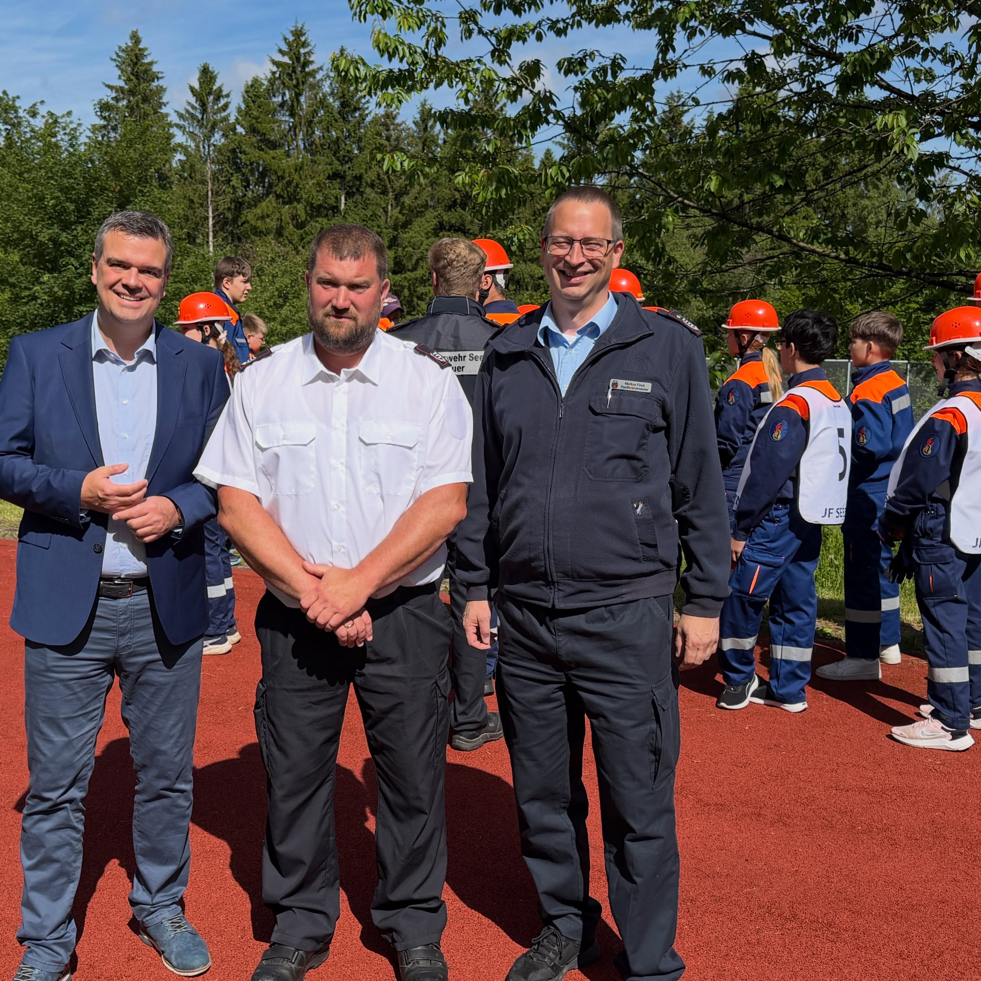 Unsere Jugendfeuerwehren sind ein echtes Pfund für den Landkreis Goslar. Beim Bundeswettbewerb auf Kreisebene in Clausthal-Zellerfeld hat man wieder gesehen, mit wie viel Leidenschaft, Teamgeist und Disziplin unsere jungen Leute dabei sind.
Ein riesiges Dankeschön an @martinbutzlaff und sein engagiertes Team der Kreisjugendfeuerwehr Goslar: Was ihr ehrenamtlich auf die Beine stellt, ist gelebter Zusammenhalt und die beste Nachwuchsförderung, die sich ein Landkreis wünschen kann. Das gilt für alle Jugendfeuerwehren im Landkreis!
Ihr sorgt dafür, dass aus begeisterten Kindern und Jugendlichen hervorragend ausgebildete Einsatzkräfte werden können.
Liebe Feuerwehren im Landkreis Goslar: Zeigt euren Nachwuchs, teilt auch gerne diesen Beitrag, damit möglichst viele Menschen sehen, was unsere Jugendfeuerwehren leisten und wie viel Herzblut in diesem Ehrenamt steckt! Danke an den Fotografen @markus_franke_seesen