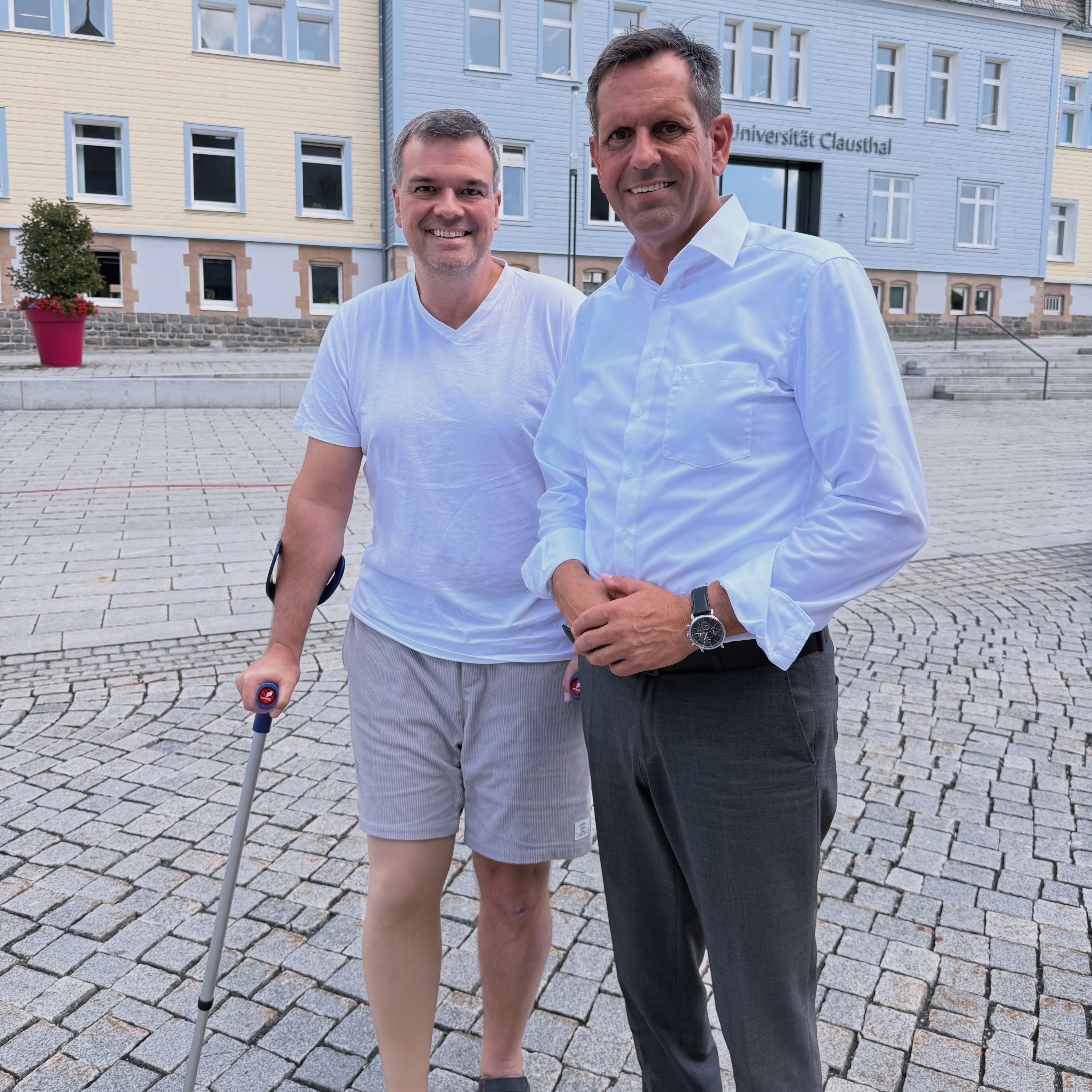 Wenn der Ministerpräsident @olaf.lies.mp in den Landkreis kommt, dann muss ich schon mal die Zähne zusammenbeißen und auch mit einem ziemlich nutzlosen Bein ihn willkommen heißen. Außerdem ist jeder Schritt an der Gehhilfe ein Schritt für‘s gesund werden… 🕺🏻