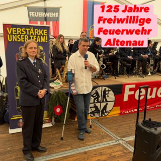 125 Jahre Hilfsbereitschaft, Zusammenhalt und Verlässlichkeit – das ist keine Selbstverständlichkeit, das ist eine Leistung von Generationen. Danke, liebe Feuerwehr Altenau, dass es euch gibt. Danke, dass ihr für uns alle da seid – gerade dann, wenn wir es am wenigsten erwarten und am meisten brauchen.
Gerade in den letzten Wochen, seit meinem eigenen Unfall, erlebe ich täglich, was es bedeutet, auf die Hilfe anderer angewiesen zu sein. Diese Erfahrung lässt mich nochmal mit ganz anderen Augen auf das schauen, was die Frauen und Männer der Feuerwehr Tag für Tag leisten – oft mitten in der Nacht, oft unter Einsatz der eigenen Gesundheit, immer ehrenamtlich.
Herzlichen Glückwunsch und danke!