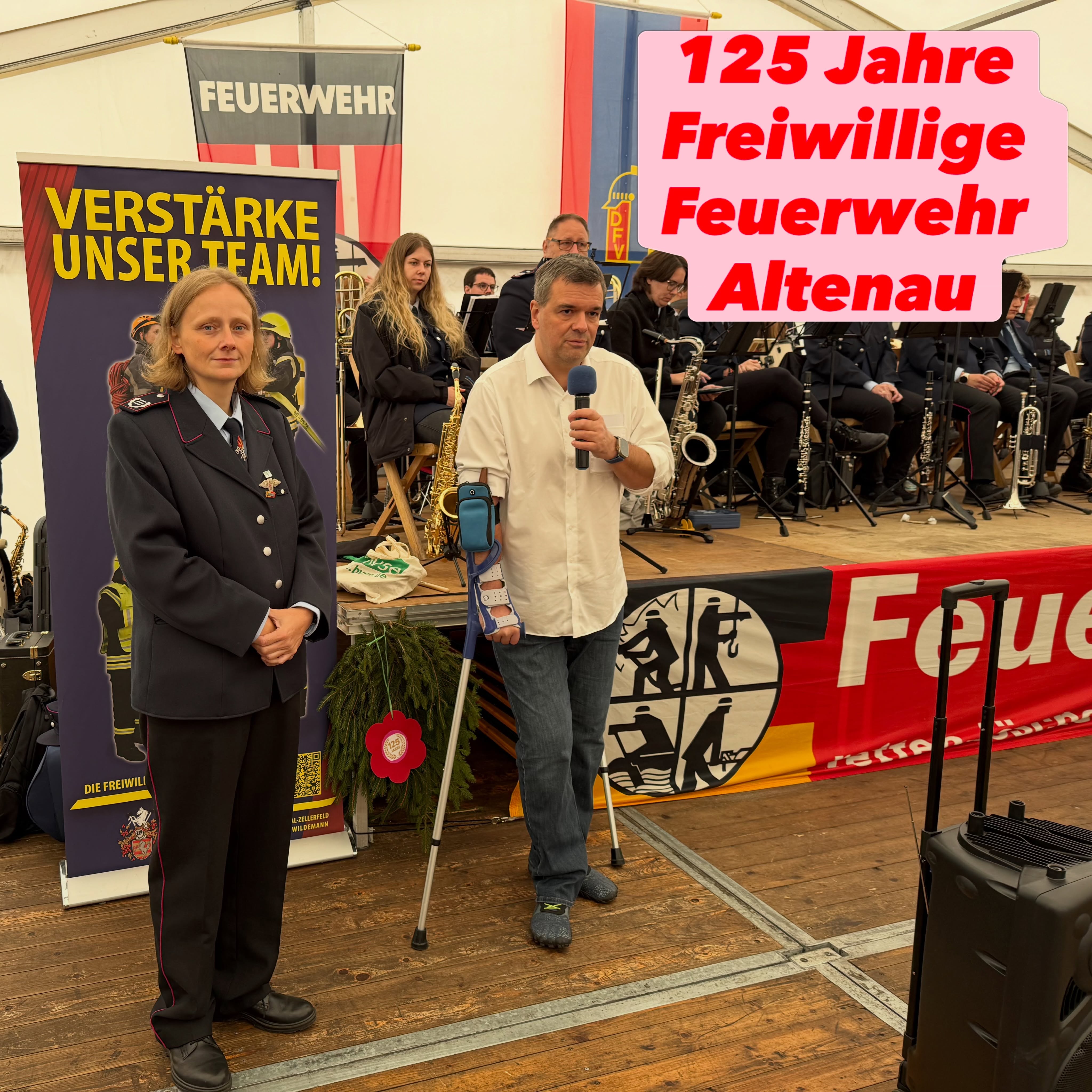 125 Jahre Hilfsbereitschaft, Zusammenhalt und Verlässlichkeit – das ist keine Selbstverständlichkeit, das ist eine Leistung von Generationen. Danke, liebe Feuerwehr Altenau, dass es euch gibt. Danke, dass ihr für uns alle da seid – gerade dann, wenn wir es am wenigsten erwarten und am meisten brauchen.
Gerade in den letzten Wochen, seit meinem eigenen Unfall, erlebe ich täglich, was es bedeutet, auf die Hilfe anderer angewiesen zu sein. Diese Erfahrung lässt mich nochmal mit ganz anderen Augen auf das schauen, was die Frauen und Männer der Feuerwehr Tag für Tag leisten – oft mitten in der Nacht, oft unter Einsatz der eigenen Gesundheit, immer ehrenamtlich.
Herzlichen Glückwunsch und danke!