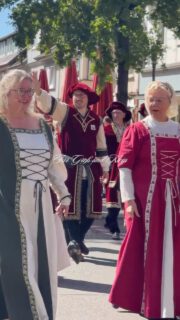 50 Jahre Sehusafest – und Seesen beweist: Geschichte muss nicht staubig sein. Sie kann laut sein, lebendig, herzlich – und gelegentlich auch mit Schwert, Muskete und einem sehr überzeugenden Ritterhelm daherkommen.
Was hier auf die Beine gestellt wird, ist einfach großartig: Über 1.000 Menschen aus Seesen und der Umgebung machen Geschichte mit so viel Liebe zum Detail lebendig, dass man sich kurz fragt, ob man überhaupt wieder zurück ins Jahr 2026 möchte.
Ein riesiges Dankeschön an alle, die mitspielen, organisieren, aufbauen, anpacken, kochen, musizieren, kämpfen, tanzen – und dabei zeigen, was Gemeinschaft kann.